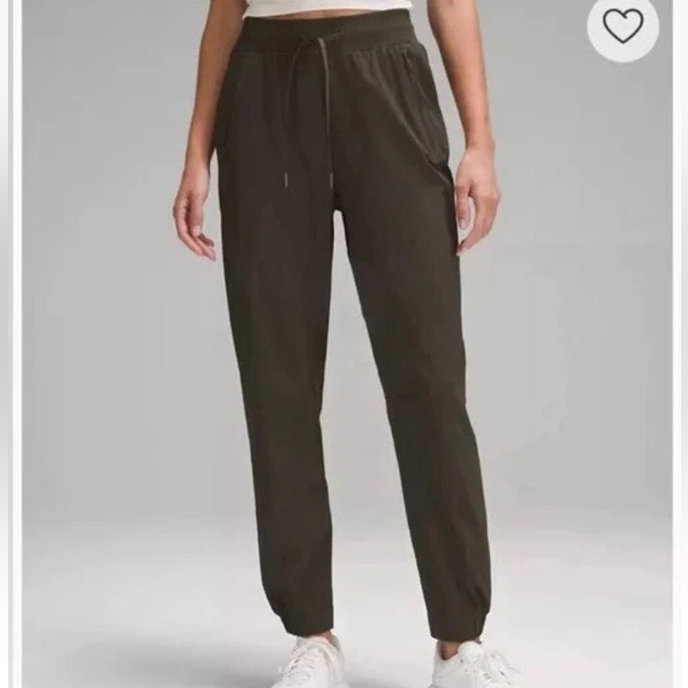 Lululemon license to train pants sz 4 (black color)